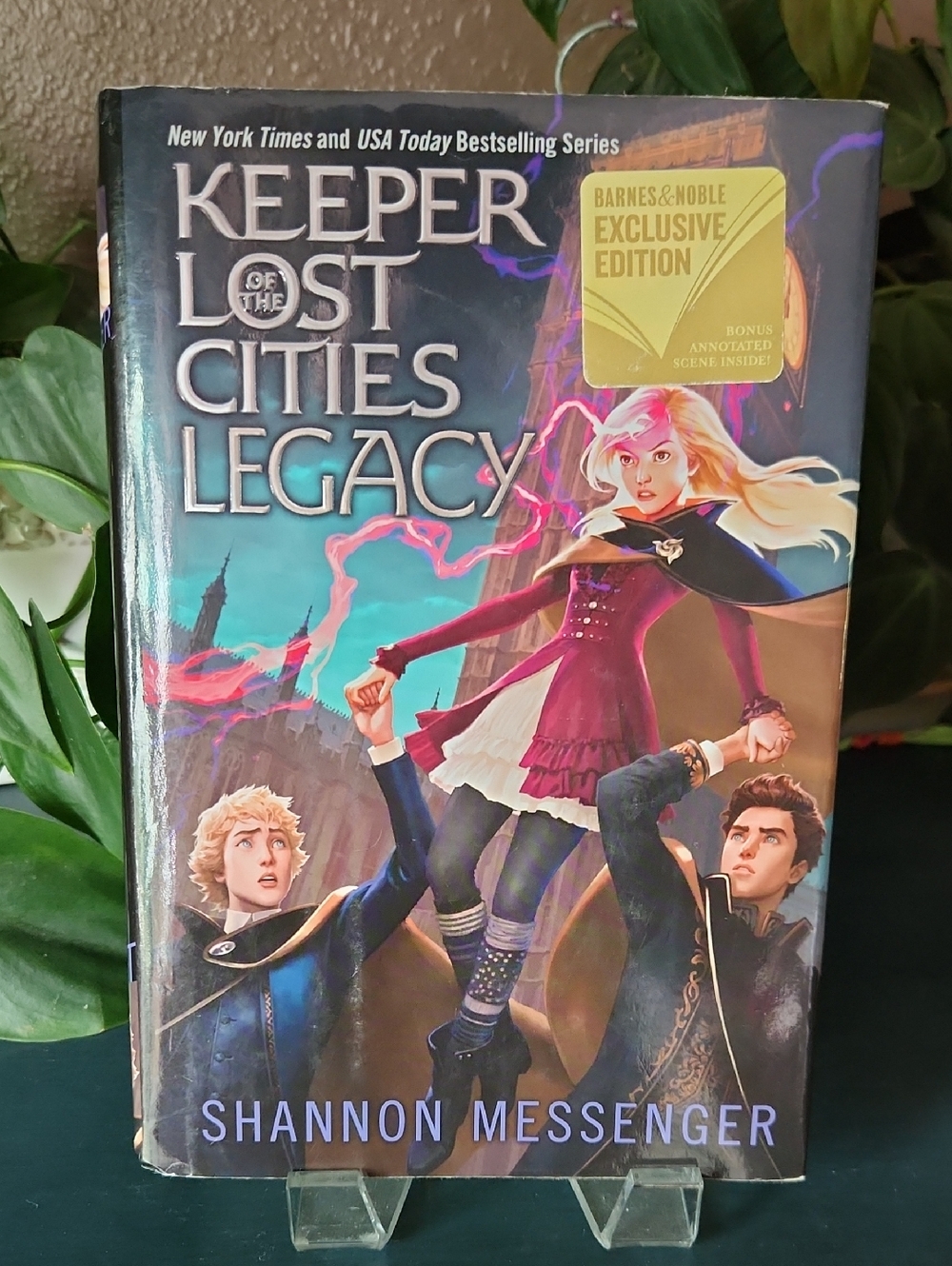 Keeper of the Lost Cities: Legacy - Book 8 Messenger (Barnes & Noble Exclusive)